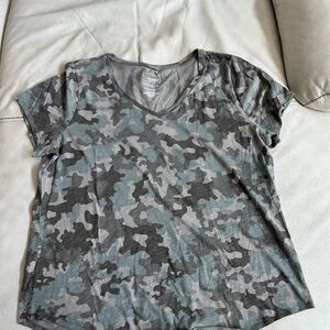 Women's V-Neck Camo Tee - Gray, Size XL